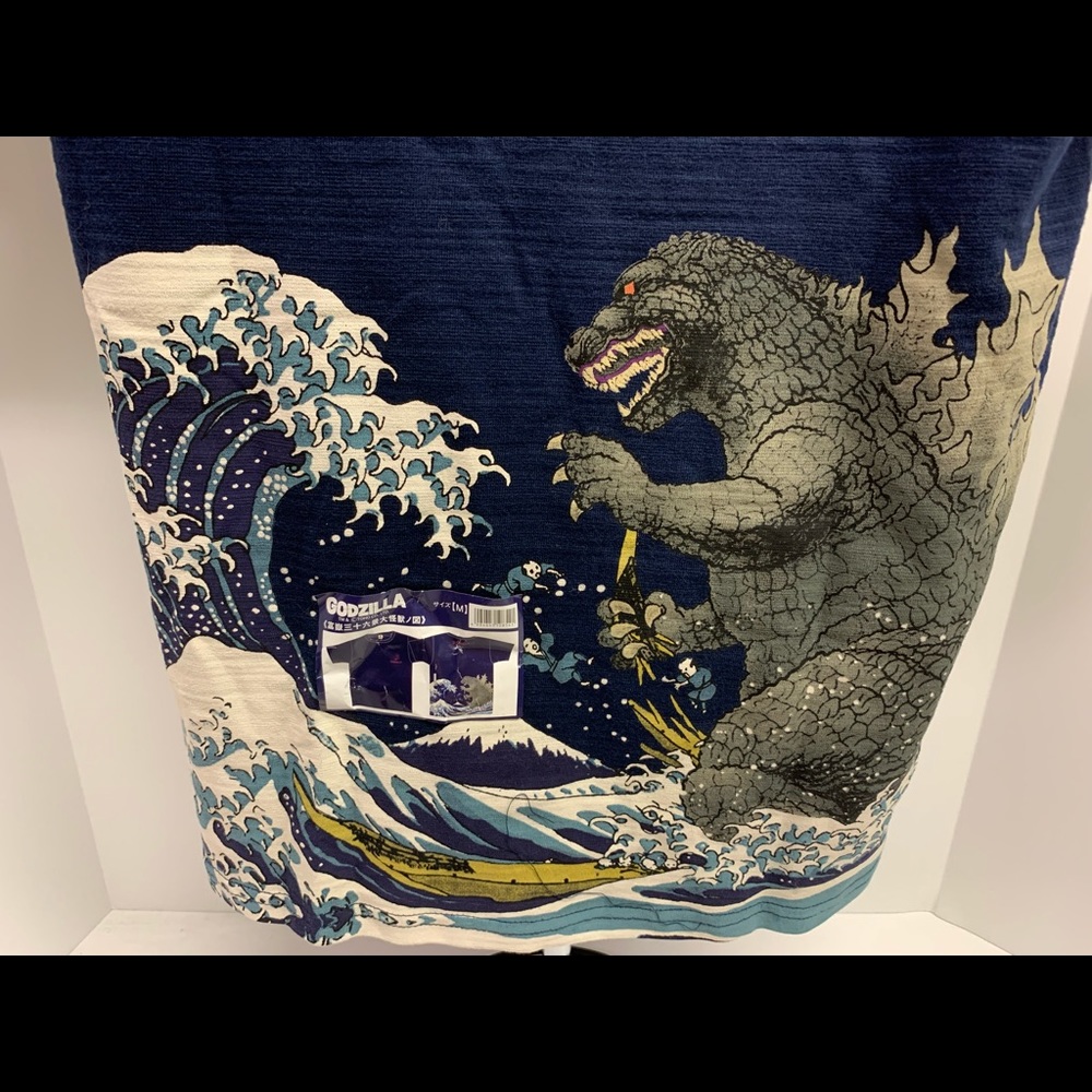 2017 NWT Godzilla Tsunami Toho T-shirt Size M